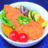 夏野菜たっぷりチキンタレカツ丼